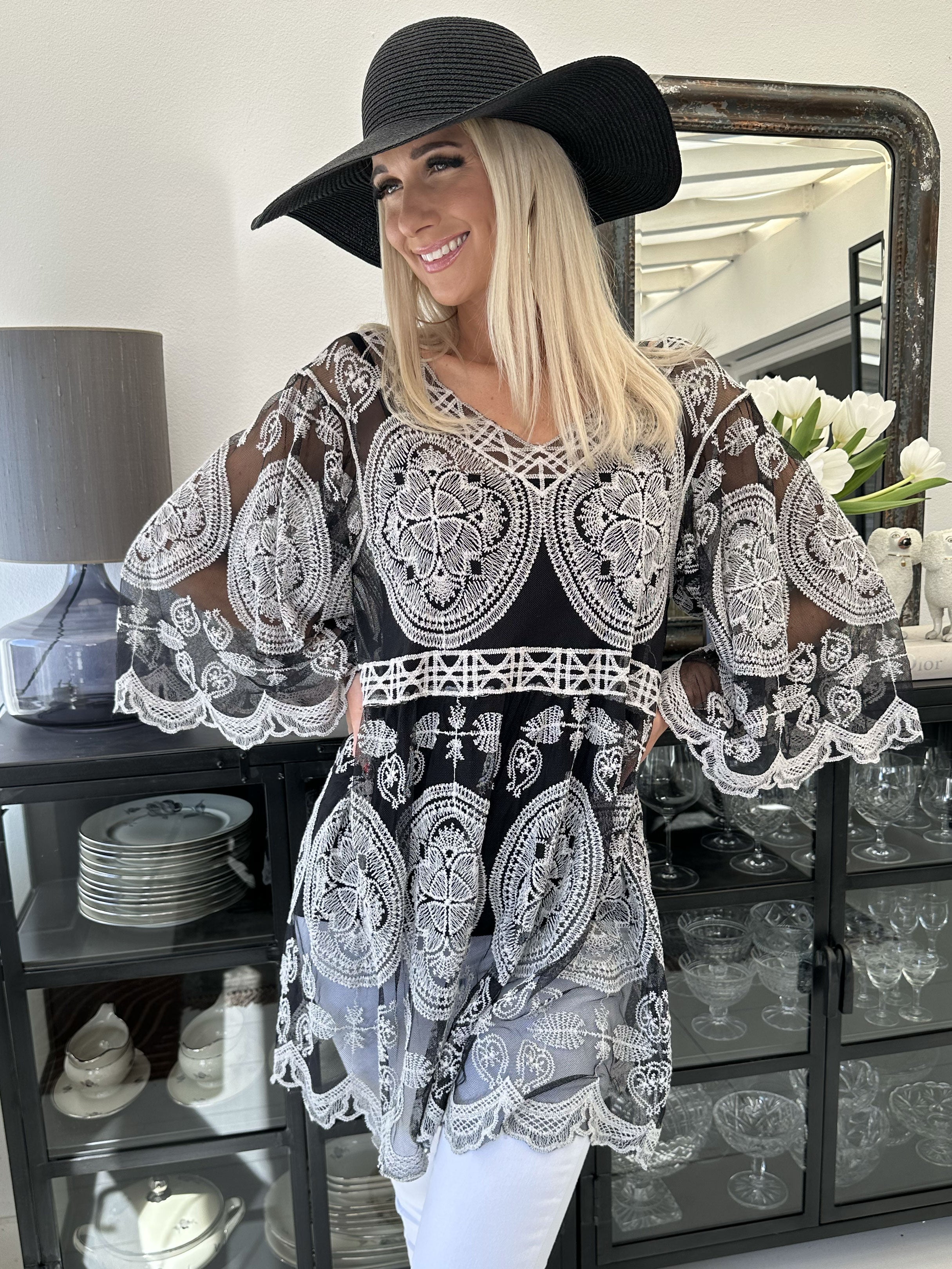 Tessa - Söt semi-transparent spetstunika